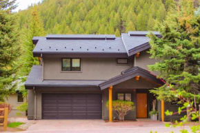 Slope-Side Chic Home with Hot Tub